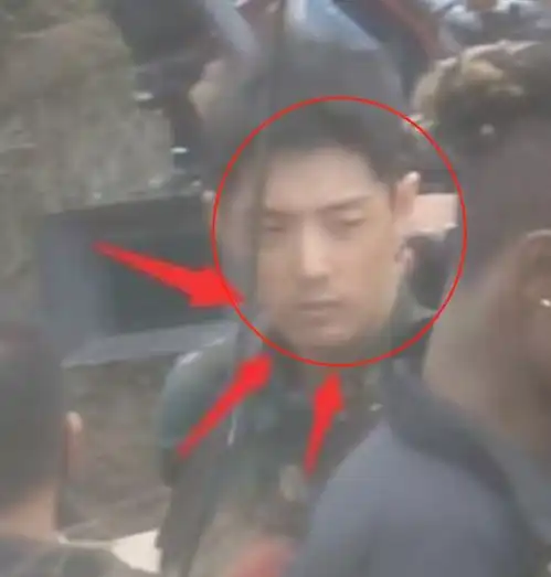 肖战新剧即将杀青,披军大衣化老年妆成熟稳重,生图却暴露真实颜值