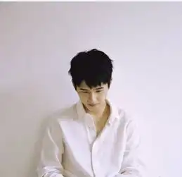 何炅请千玺刘昊然吃饭,素颜的刘昊然好显老