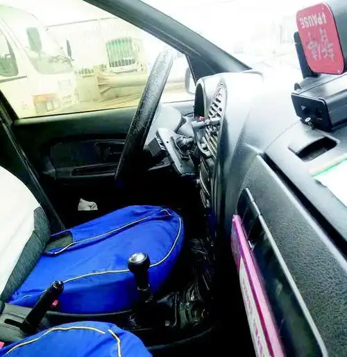 天河机场惊现同号牌的士原是男子买旧车改装