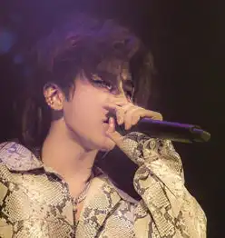 鹿晗金丝眼镜搭配变斯文败类,长发造型被指与蔡徐坤一样