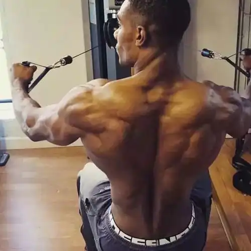 夜店酒吧小哥,撸4年变身肌肉男用公狗腰征服无数酒客