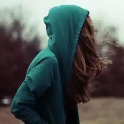 和这个头像是情侣头像的图,我记得是一个穿红衣服的男的