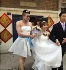 天津最抢眼伴娘爆红男闺蜜低胸白裙亮瞎眼