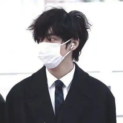 戴口罩的小哥哥