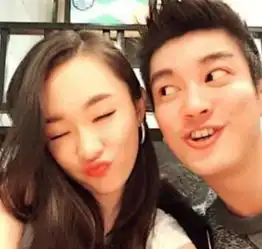 杜江骑单车带霍思燕兜风,忘了老婆穿的短裙,看到腿这才是39岁真实身材