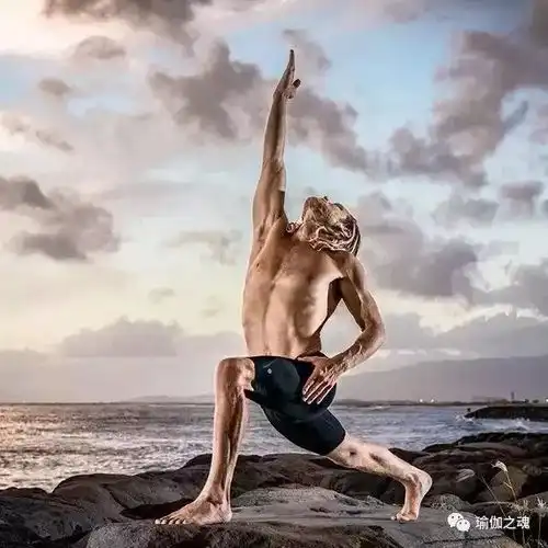 男人瑜伽,力量与雕塑的静止之美