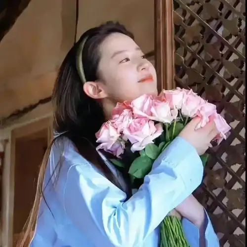 刘亦菲妈妈被网友偶遇,65岁仍气质优雅,一身穿搭7万元