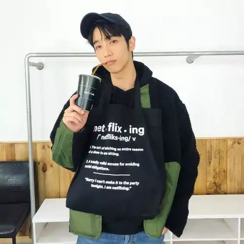 壁纸丨比悲伤更悲伤的故事,是找不到刘以豪这样的盐系男友吧