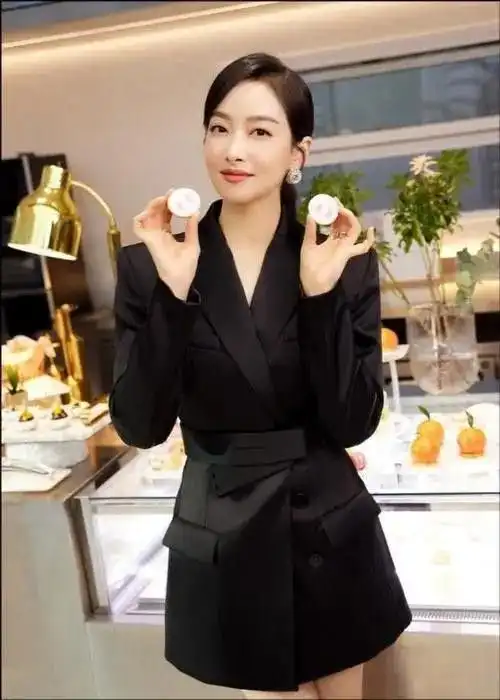 宋茜还挺敢穿的,外套里面直接真空,但却挺显身材比例的