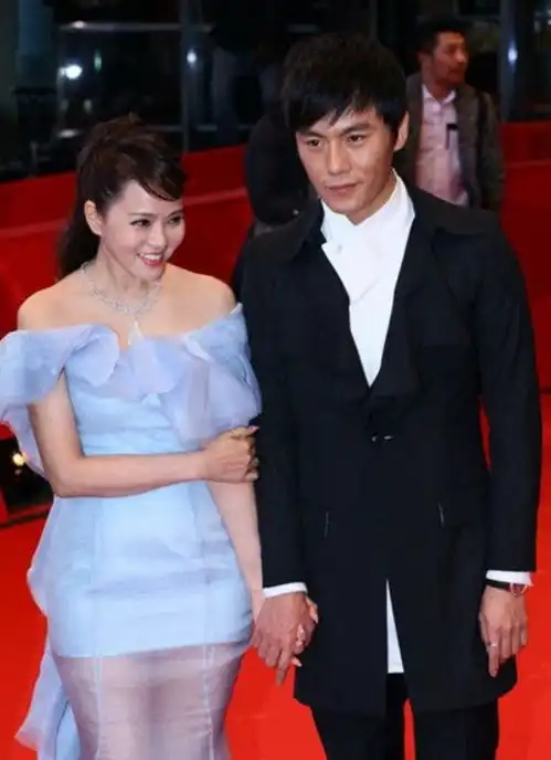 伊能静秦昊牵手走红毯,男穿西装帅气,女的穿一字肩连衣裙好漂亮