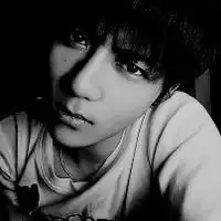 我想找一个黑白色的头像,是一个男生上半身用胳膊遮住了侧脸,然后背景是黑的,衣服也是黑的,记不清了