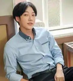 男生中分发型怎么梳看看吴亦凡的发型就知道了