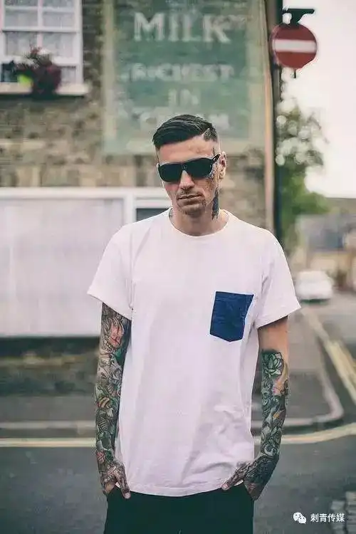 没个纹身好意思和姑娘们打招呼吗