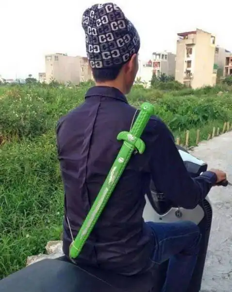 妹子,这就是你的男朋友,身高不太搭啊,你男朋友的绿帽子亮了