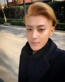 网友们偶遇黄子韬拍戏惊呼本人nice颜值逆天