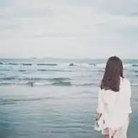 时尚女生头像背影侧面背景纯白色