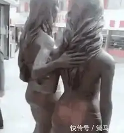 男子街头和两个美女雕塑合影,拥抱后发现不对劲,结果却很尴尬