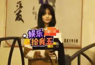 郑爽街头抽烟霸气,疑与男友吵架闹情绪,网友很社会