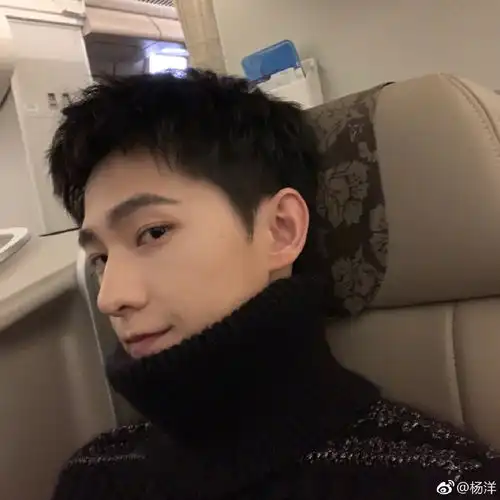 杨洋换新发型,显得更加清新了,身穿的毛衣却比新发型更抢眼