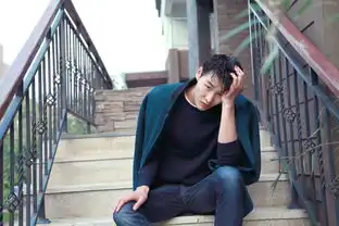 超模李振公园街拍调皮上演完美长腿杀