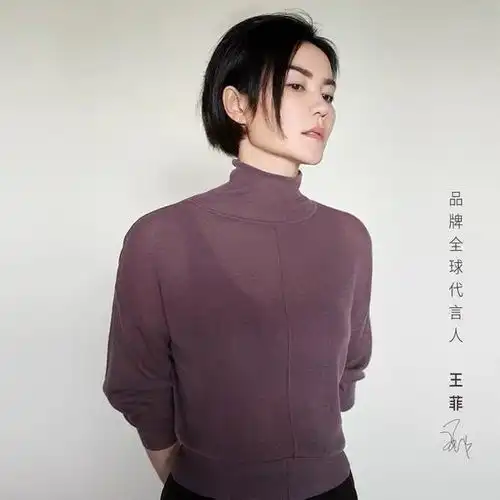 王菲罕见现身短发减龄52岁尖下巴线条太紧致