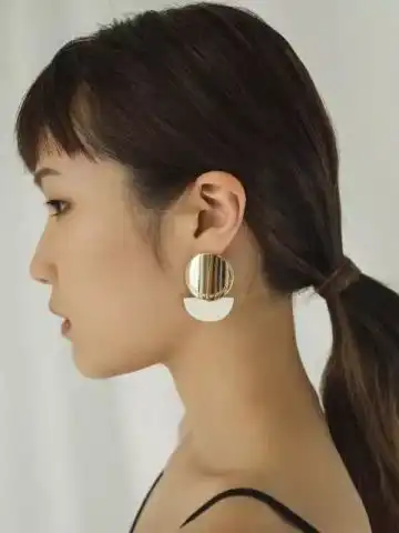 法国新社会人,为何男生要穿西装,女生都要配套装