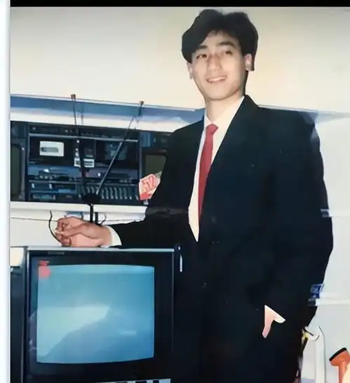 九十年代的成熟男人,身穿笔挺西装,标准的成功人士