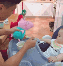 搞笑gif妹子,你闺蜜长得好特别,近看有点像是男的