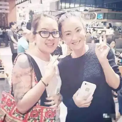 她18岁出道,28岁陷入照片门后离婚,36岁成单亲妈妈赢得两个男人的爱