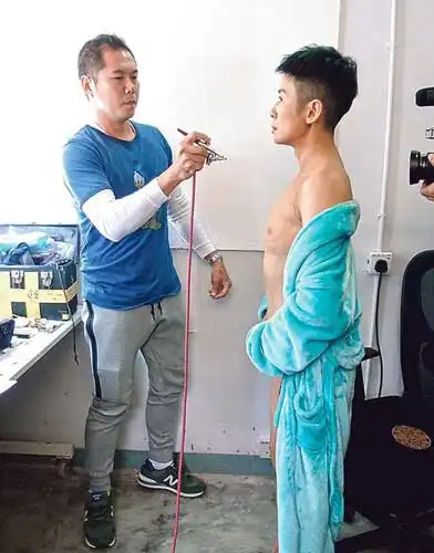 吴君如变肌肉型男半裸露胸肌与男模合影