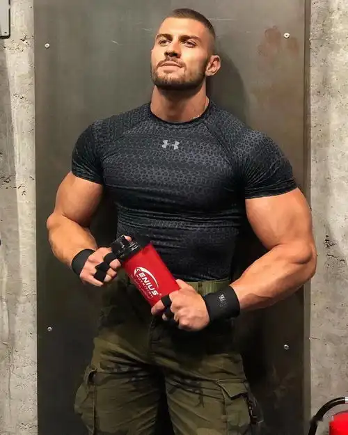 肌肉男千万别穿修身衬衫,要不然....