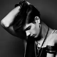 欧美心情不好的微信男头黑白图片