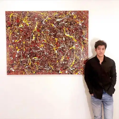 艾伦晒女友视角照,抱着陈乔恩的狗好宠溺,男友优雅气质被赞好帅