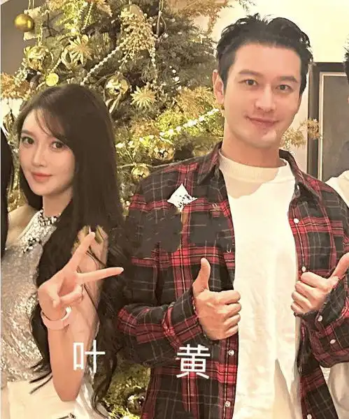 黄晓明叶珂同框照曝光,两人深夜甜蜜双排,曾共用情侣头像