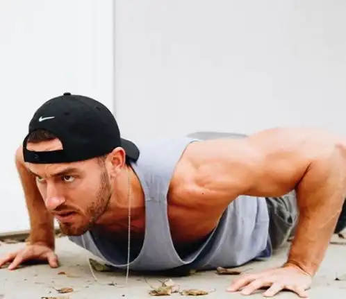 俯卧撑是考验男生体力的标准,一分钟能做几个,才算及格