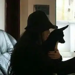 冷酷女生头像歪着头的女生头像