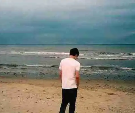 我们都是离异,她经常单独约我,但却不同意做我女朋友