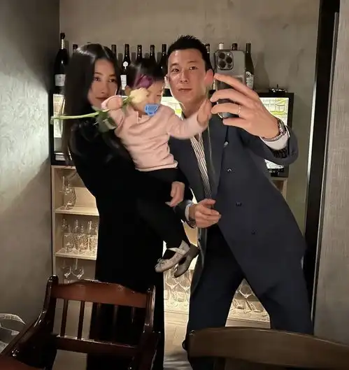 朱珠夫妇带女儿献爱心,现场与残障儿童亲切互动,一家三口超有爱