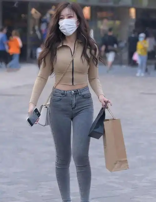 清秀可人的瑜伽裤美女,职业女性那种独有的成熟稳重,尽显霸气