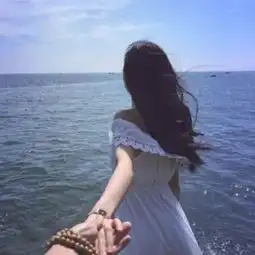 女生面向大海背影头像