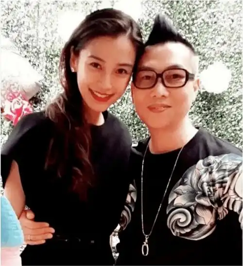 离婚后的杨颖与异性合照引争议,男方借机表态,两人疑相识于微末