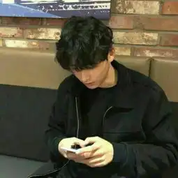 男生颓废伤感帅气头像2018最新不以爱情来剥夺自由