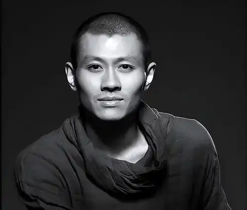 杨丽萍御用男舞伴跳楼自杀,知情人透露从39楼跳的很决绝