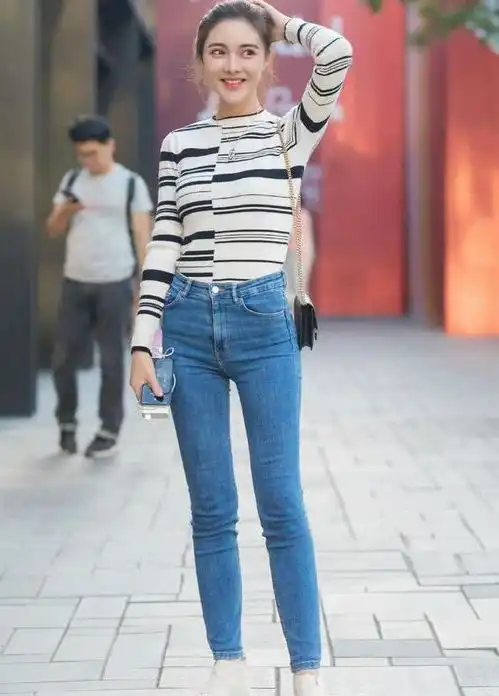 蓝色牛仔裤搭配黑白条纹衫,给人一种干净落落大方的感觉