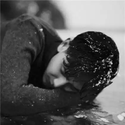 男生颓废伤感黑白头像图片,时间总在怂恿我对你的真心