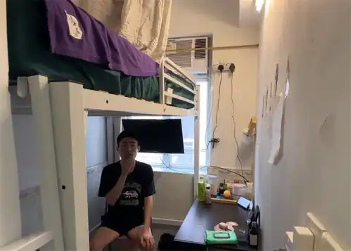 30岁大男生住12㎡劏房,逼仄蜗居半平米不敢浪费,网友太窒息了