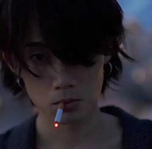 真人男头一个少年闻起来,像雨前的月光