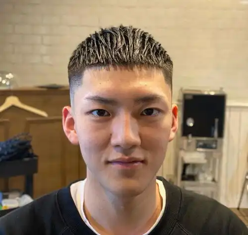 男发别乱剪了,这几种发型帅气精神,白发大叔剪完都能年轻好几岁