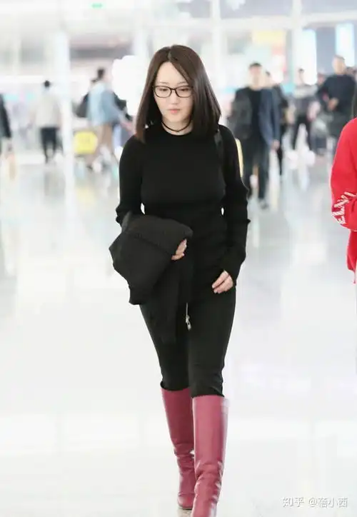 杨钰莹这种长相真有优势,一身黑配红靴子好减龄,不像71年的