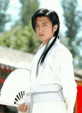 男星穿白衣古装手拿折扇,苏有朋高贵儒雅,陈晓气场强大